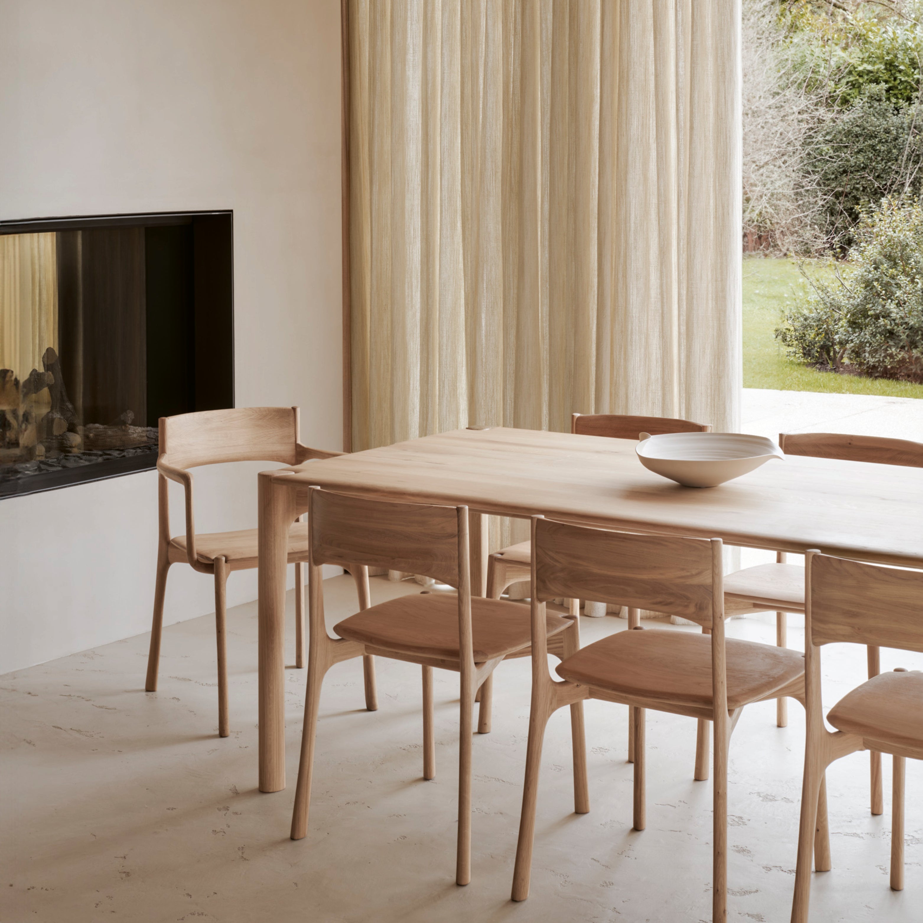 Ethnicraft PI Tisch und Stühle aus massiver Eiche mit organischen Linien in modernem Wohnraum