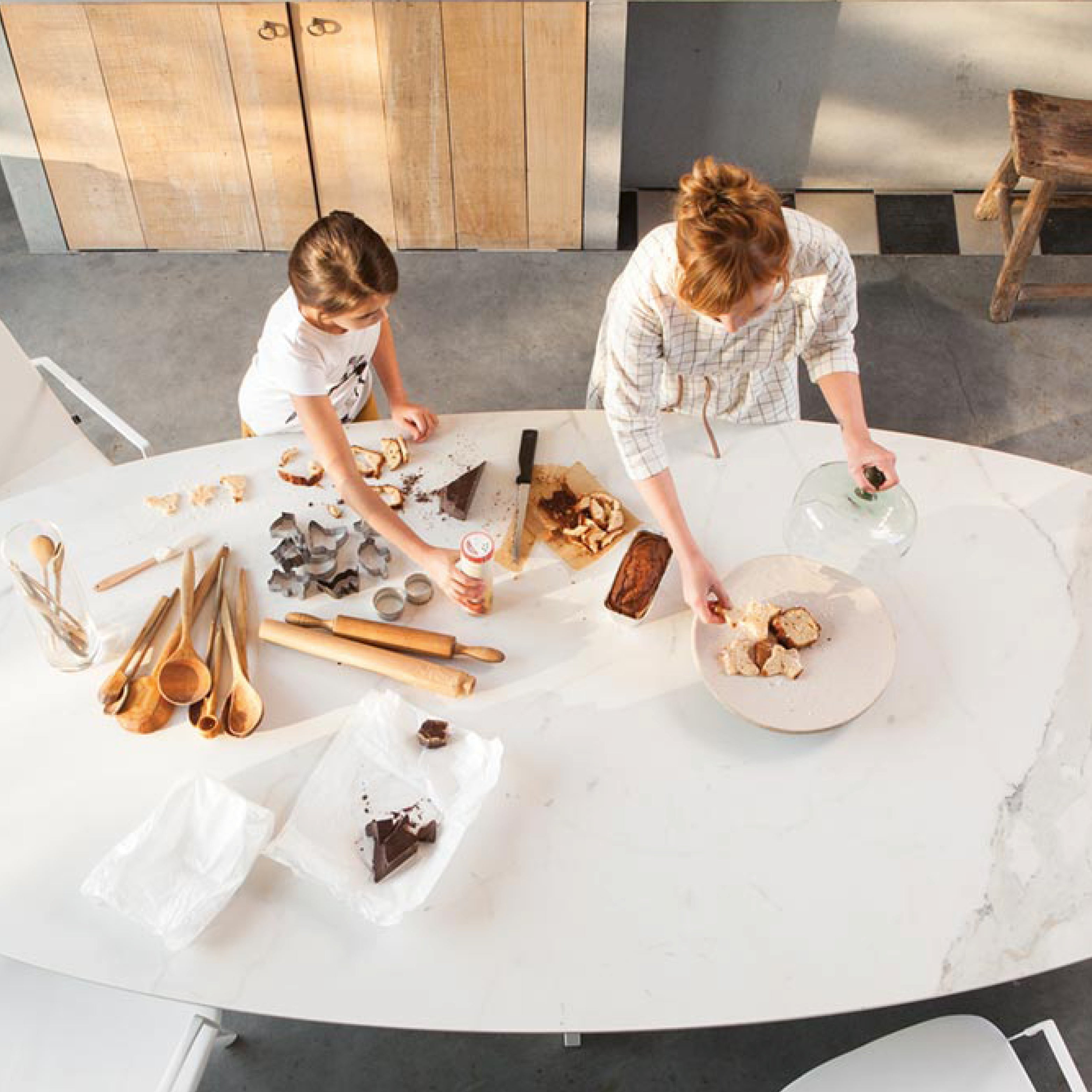 Quadratische Ansicht des Joli Keramiktischs Elyps – stilvoller Esstisch in grauer Steinoptik mit elegantem Fuß