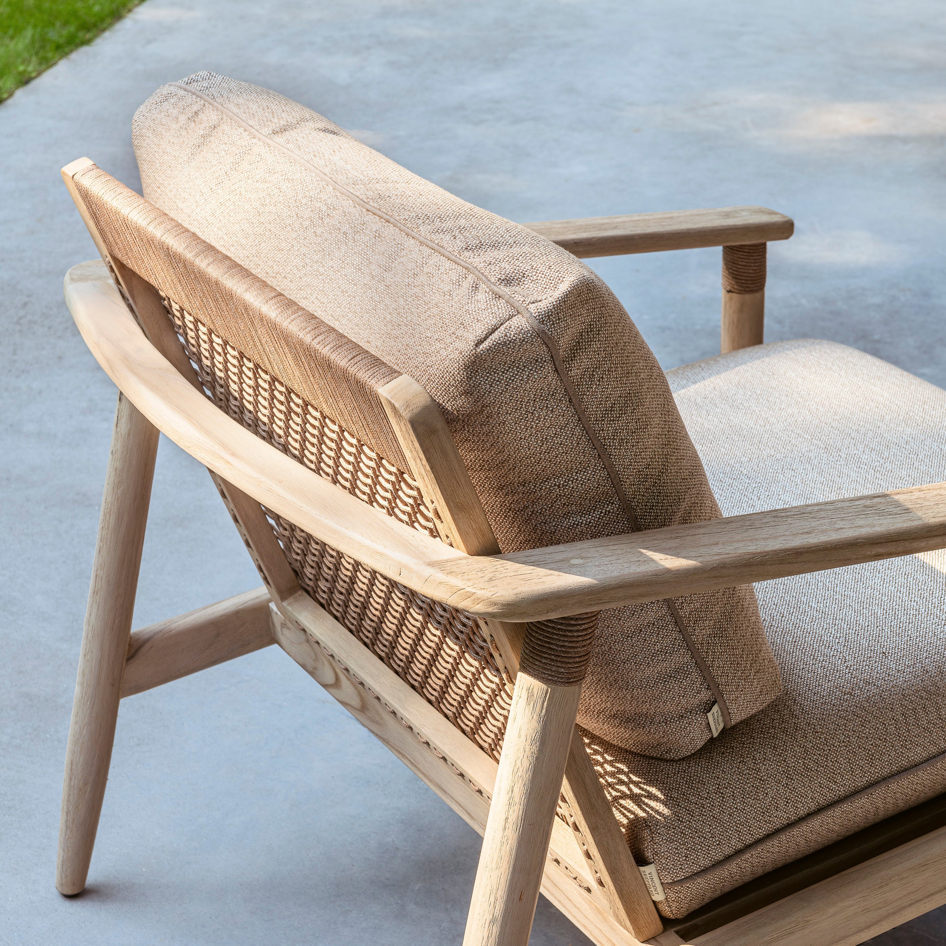 Detailaufnahme eines DAVID Gartensessels von Vincent Sheppard – Teakholzrahmen mit Seilgeflecht und Outdoor-Kissen in Naturtönen