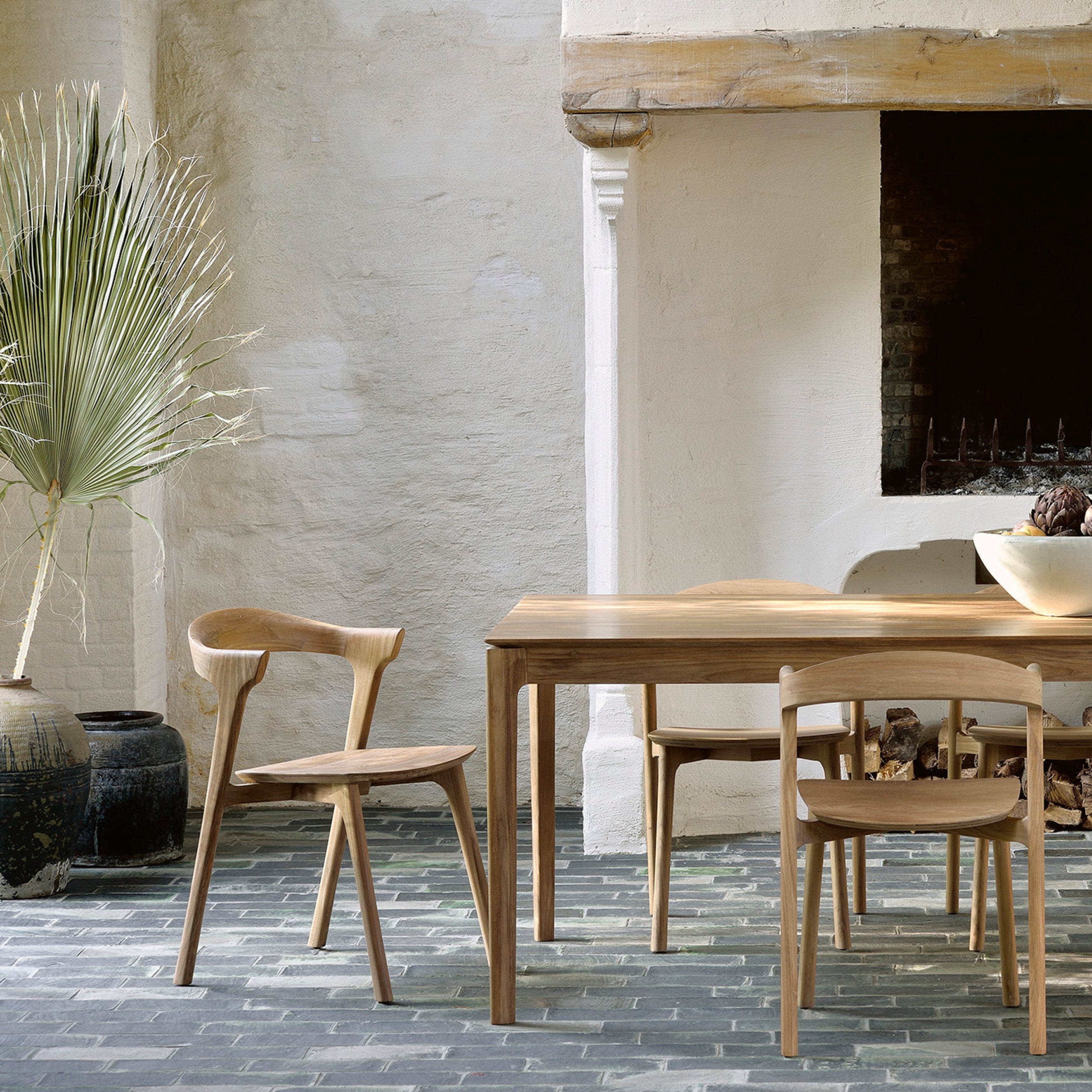 Massiver Holztisch mit Bok Stühlen von Ethnicraft im Außenbereich, zeitloses Design in natürlicher Umgebung