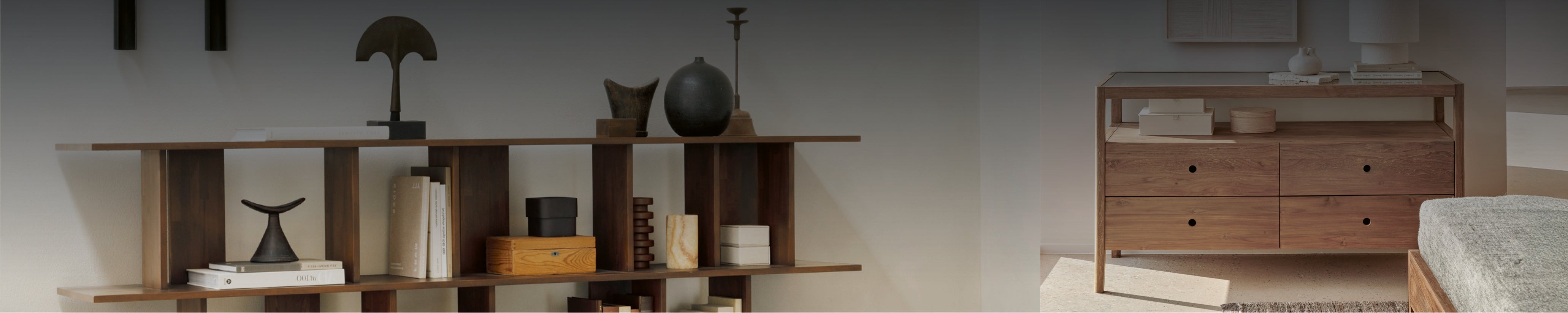 Offenes Regal und Sideboard von Ethnicraft aus Massivholz, zeitlose Aufbewahrungsmöbel im minimalistischen Wohnraum