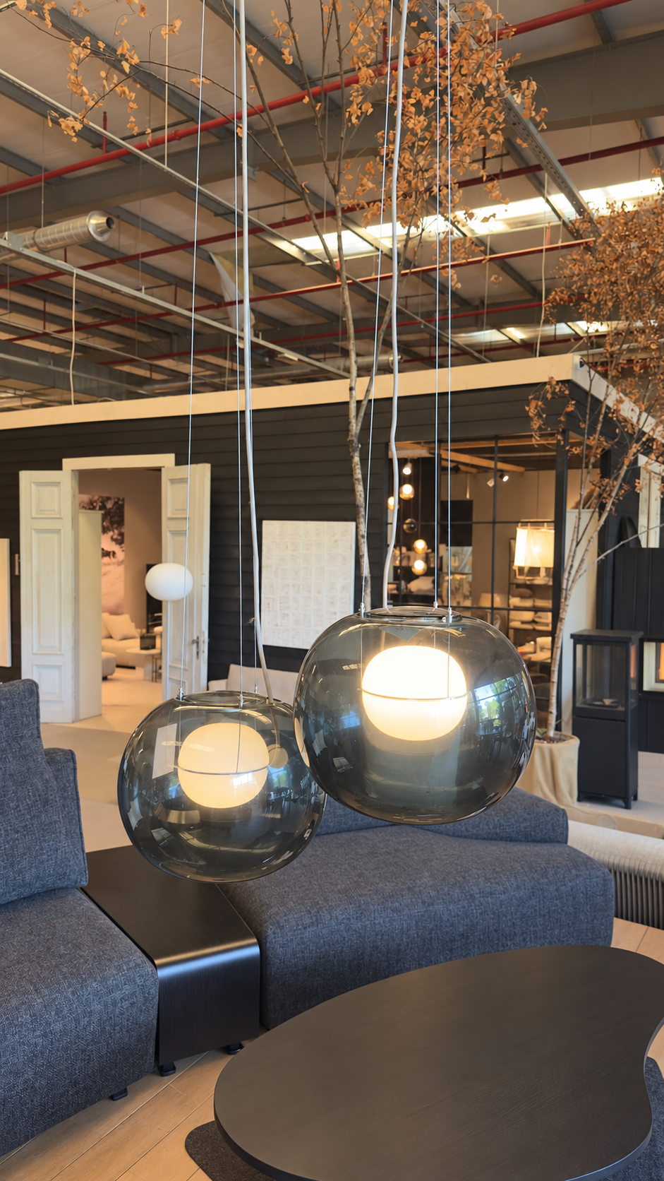 Brokis BIG ONE SMALL Hängelampe in Smoke Grey als Ausstellungsstück im Showroom