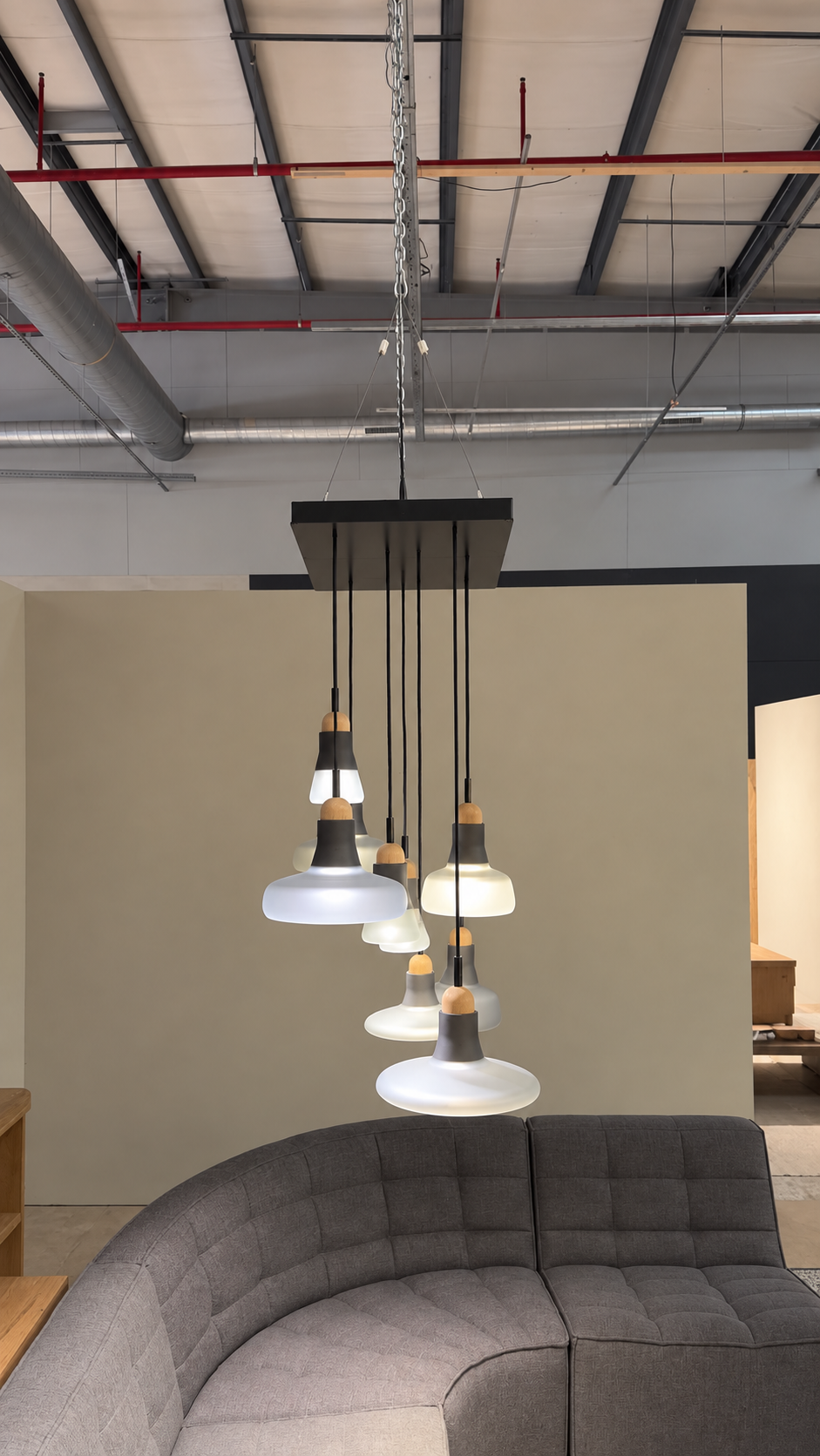 Brokis SHADOWS L Hängelampe in Smoke Grey und Clear Oak als Ausstellungsstück im Showroom