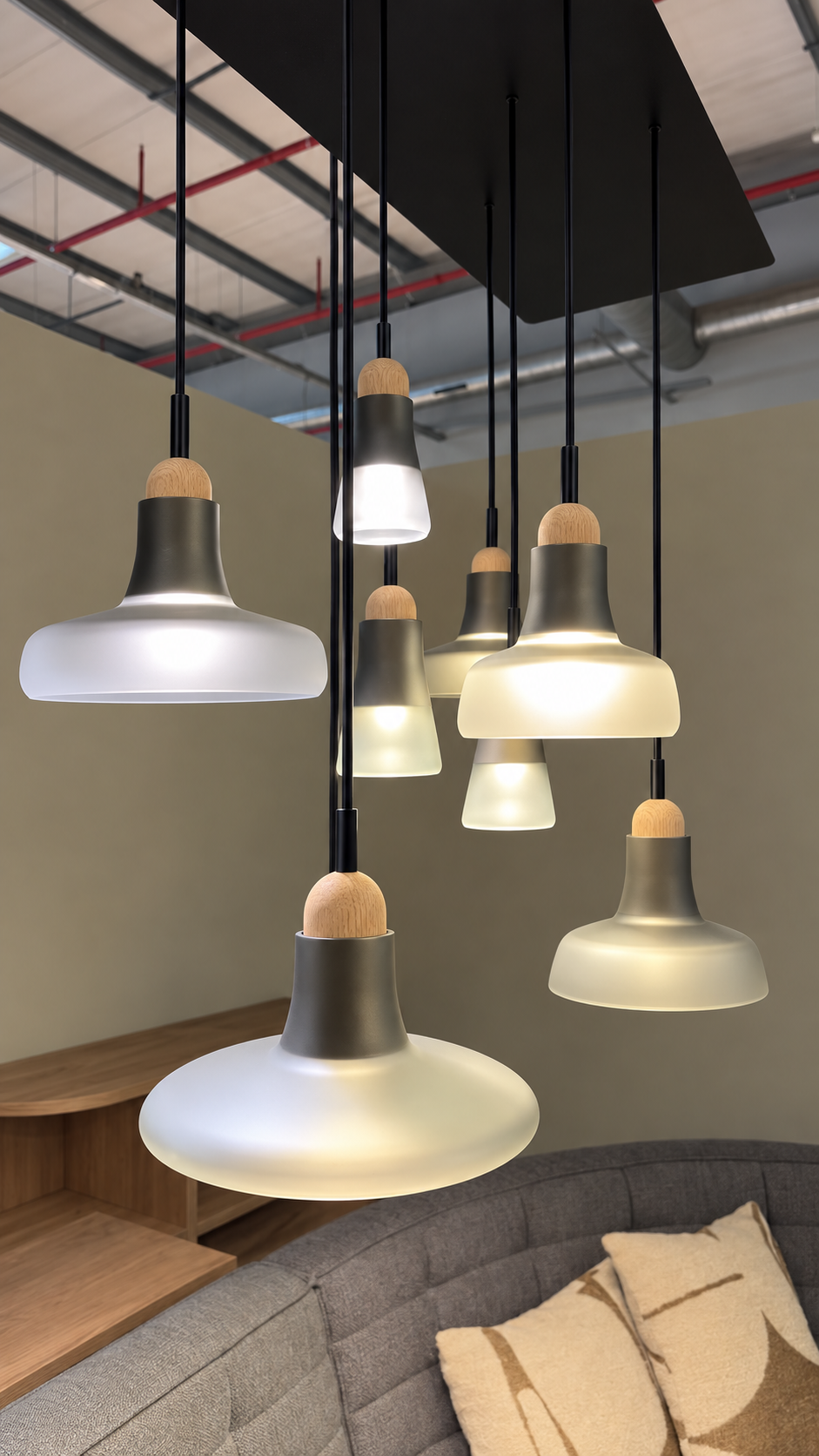 Brokis SHADOWS L Hängelampe mit Smoke-Grey-Glas und Clear Oak im Detail