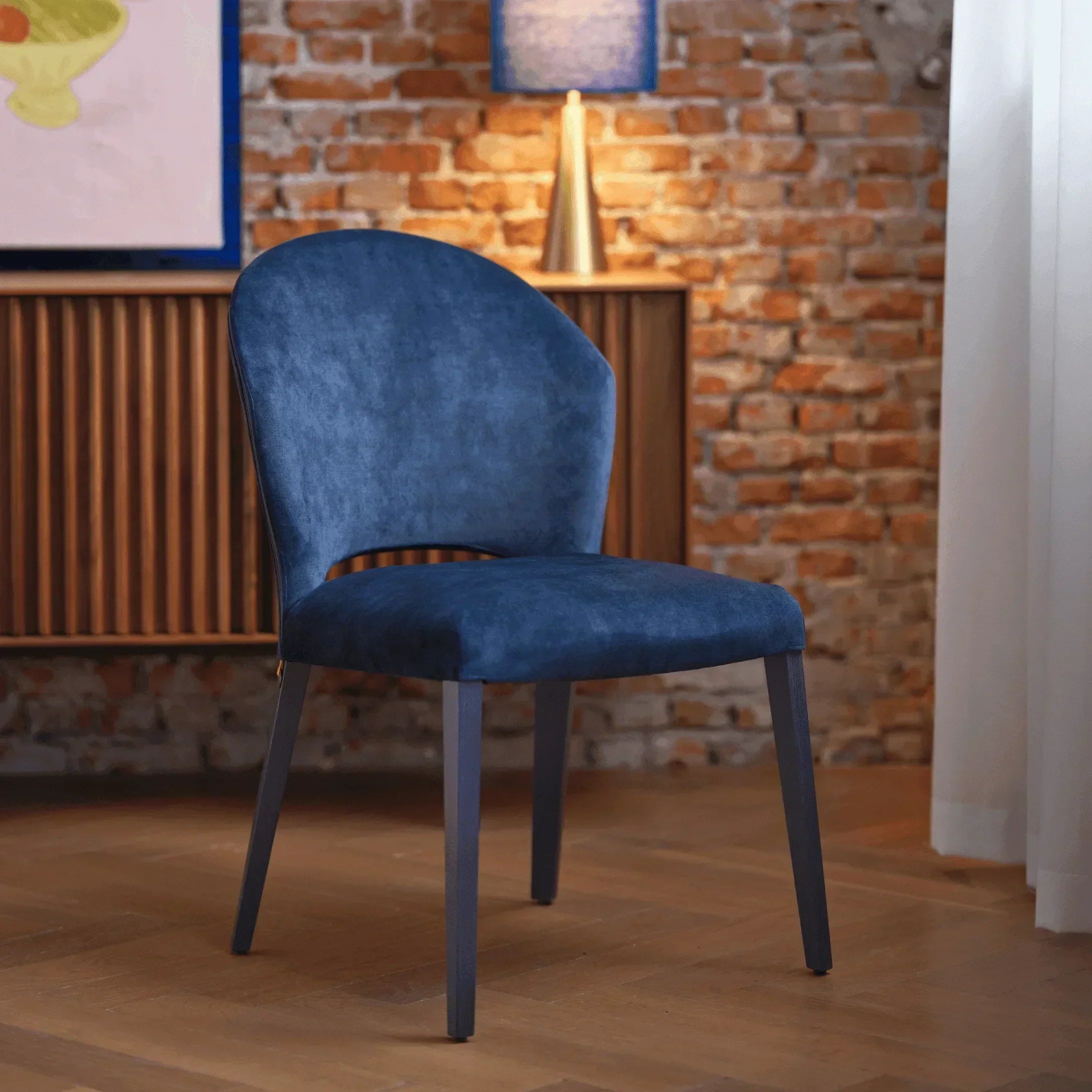 CUORI C0212 Stuhl von Mobitec in schräger Perspektive – bezogen mit Stoff in Anthrazit