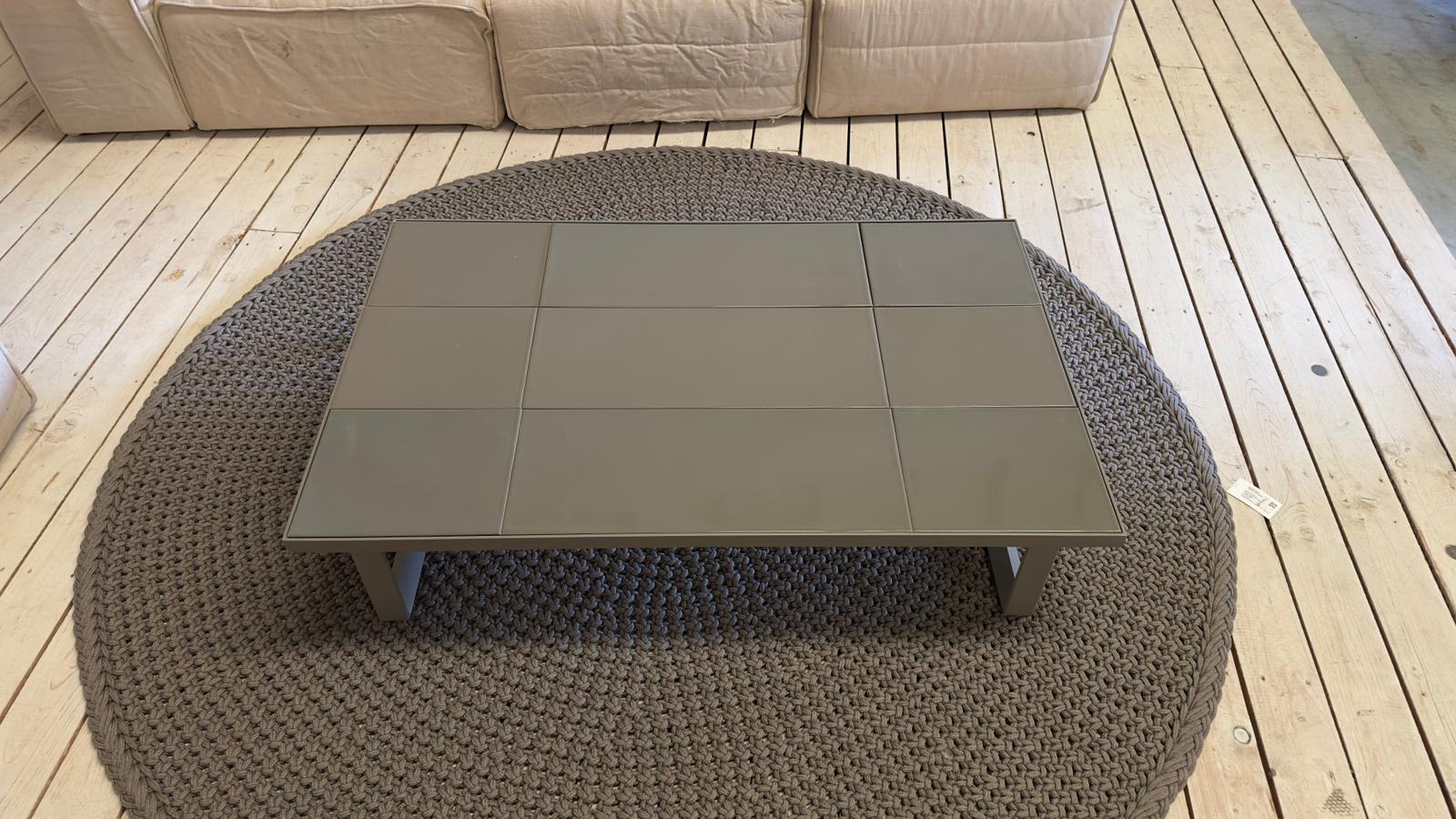 Cane-line GLAZE Couchtisch aus glasiertem Lavastein in Taupe als Ausstellungsstück