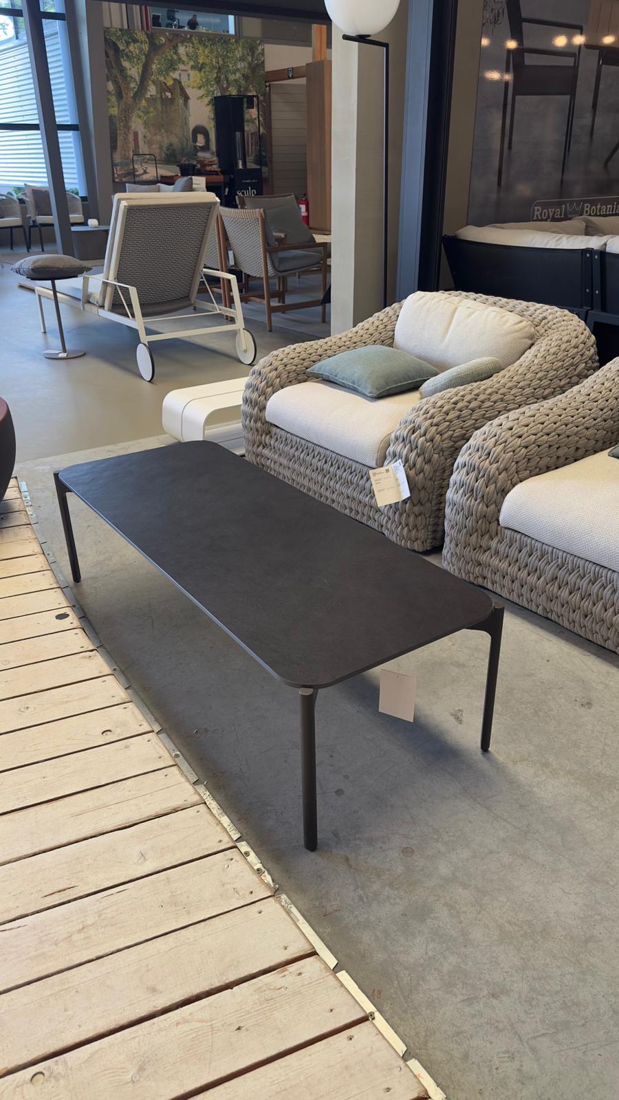 DEDON IZON Couchtisch mit Tischplatte in Lave und Gestell in Black Pepper