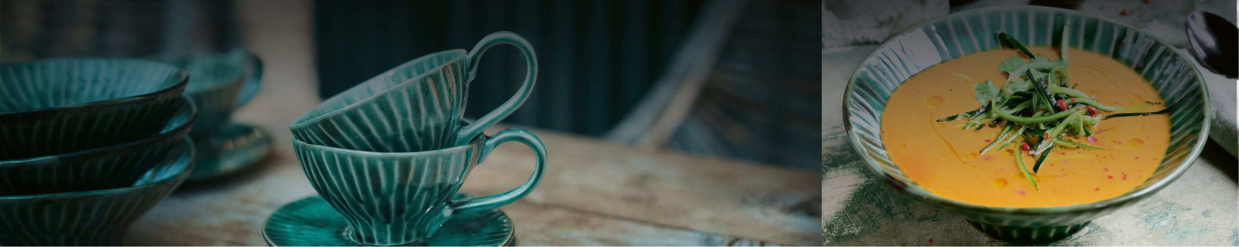 Breite Szene mit zwei grünen Suppenschalen, orangefarbener Suppe, Kräutertopping, Besteck, Servietten und kleinem goldenen Schälchen – dekorativ gedeckter Esstisch im Gourmet-Stil.