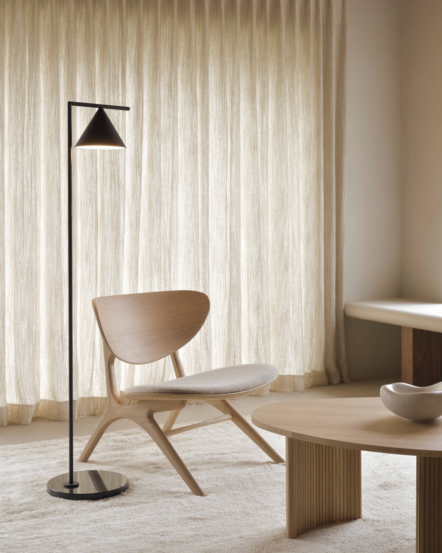 EYE Loungesessel von Ethnicraft mit einer Polsterung in Off White im modernen Wohnzimmer