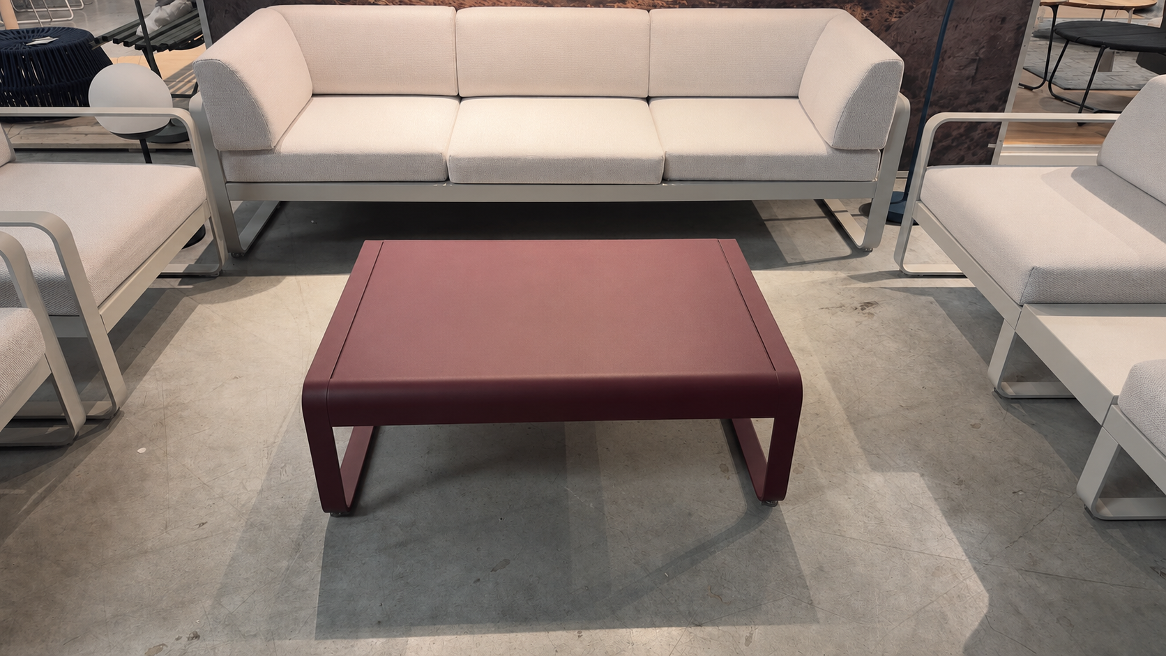 Fermob BELLEVIE Couchtisch aus Aluminium in Cerise Noire mit U-förmigem Gestell