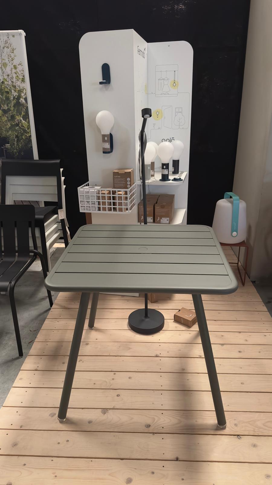 Fermob LUXEMBOURG Gartentisch hoch in Cactus mit 80 × 80 cm Tischfläche