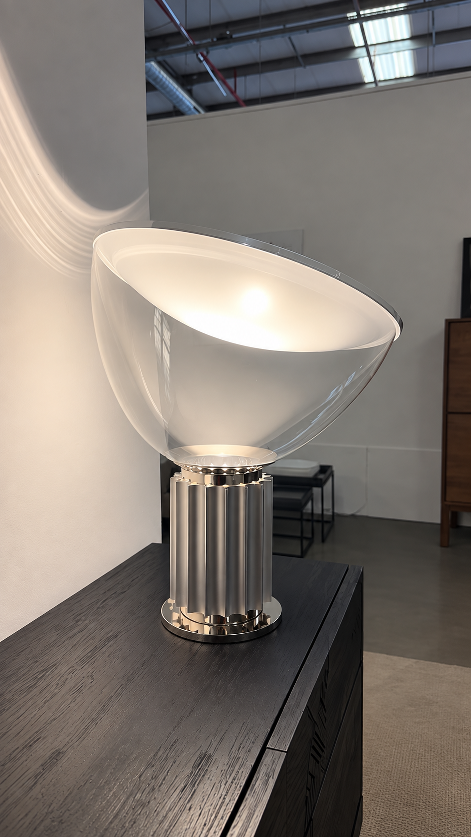 Flos TACCIA Tischlampe aus Aluminium in Silber als Ausstellungsstück im Showroom