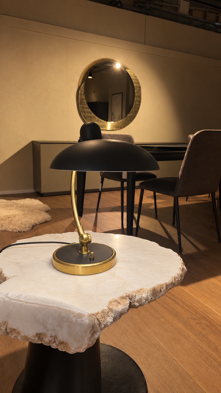 Fritz Hansen KAISER IDELL 6631-T Tischlampe in Matt Black und Brass