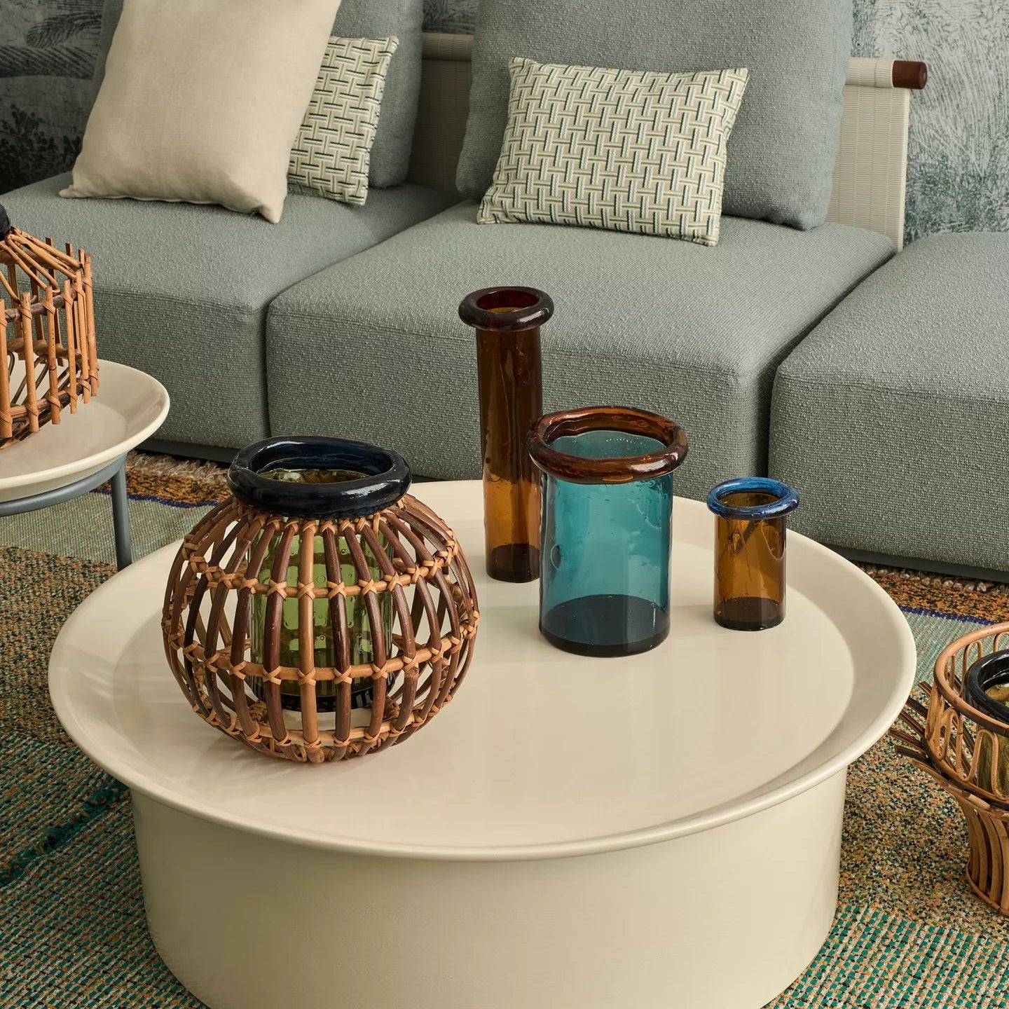 Schönes Sofa mit Couchtisch der Marke Gervasoni in einem moderen aber kuscheligen Wohnzimmer.