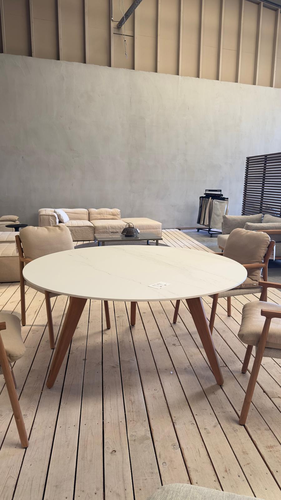 Manutti TORSA Gartentisch mit Keramikplatte Marmor Weiß und Füßen aus Teak natural