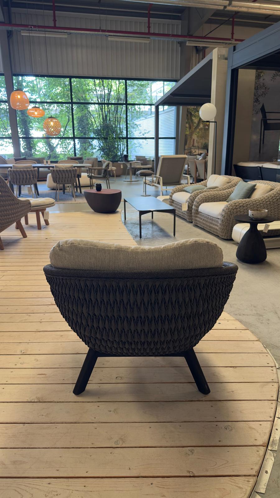 Manutti SANDUA Gartensessel aus schwarzem Teak als Ausstellungsstück im Gartenbereich