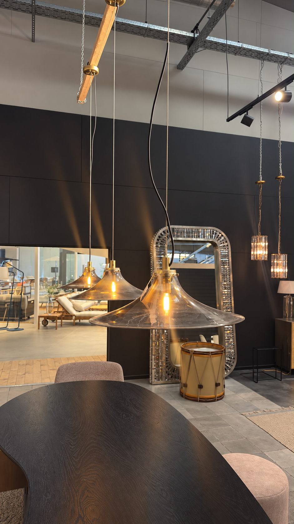 Timothy Oulton NOBLE SOULS ANCHOR Hängeleuchte mit irisierendem Glas und Messing im Detail