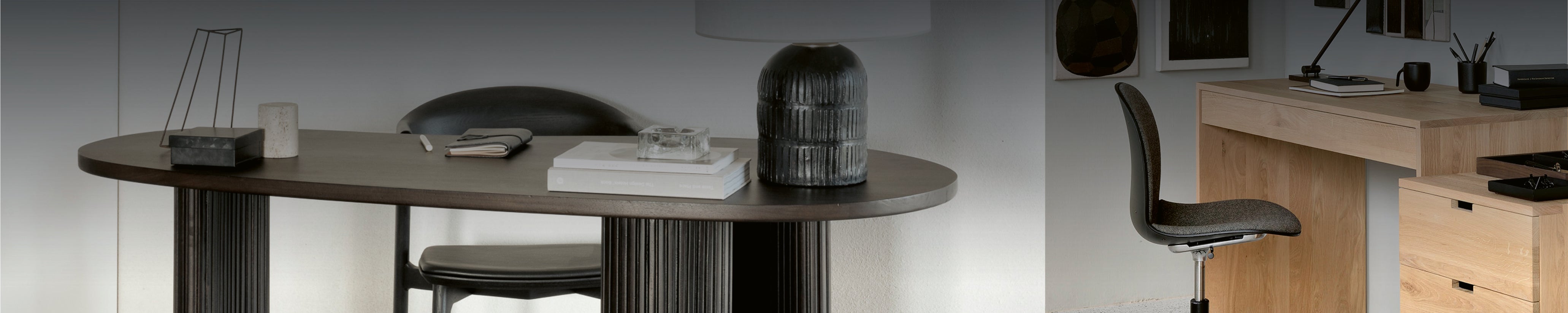 Eleganter ovaler Design-Schreibtisch in Dunkelholz mit Lampe, Büchern und Stuhl – modernes Homeoffice mit Stil.