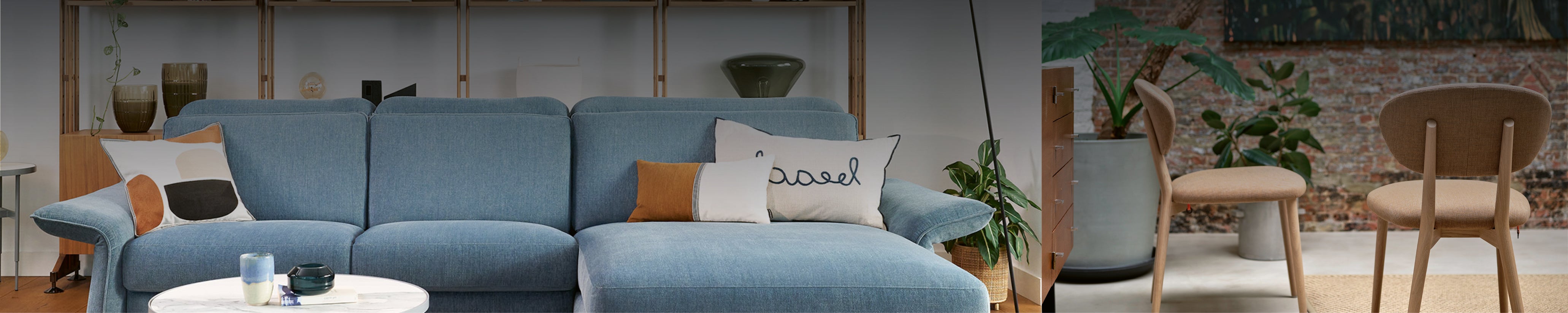 Weitwinkelaufnahme einer modernen Loft-Wohnung mit hell orangem Stoffstuhl und einem gemütlichen Som 1961 Sofa in königsblau – verschiedene Sitzmöbel für innen in einer Szene.