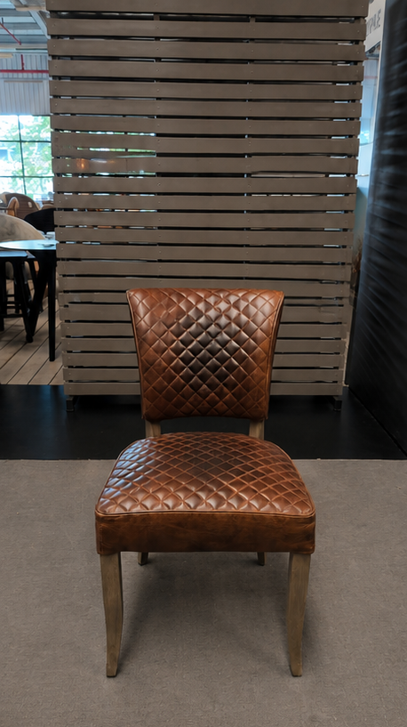 Timothy Oulton MIMI QUILT Stuhl aus Buck'dN Brok'n Leder als Ausstellungsstück