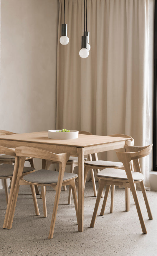 Essbereich mit eckigem Esstisch und Holzstühlen aus heller Eiche – belgisches Design von Ethnicraft.