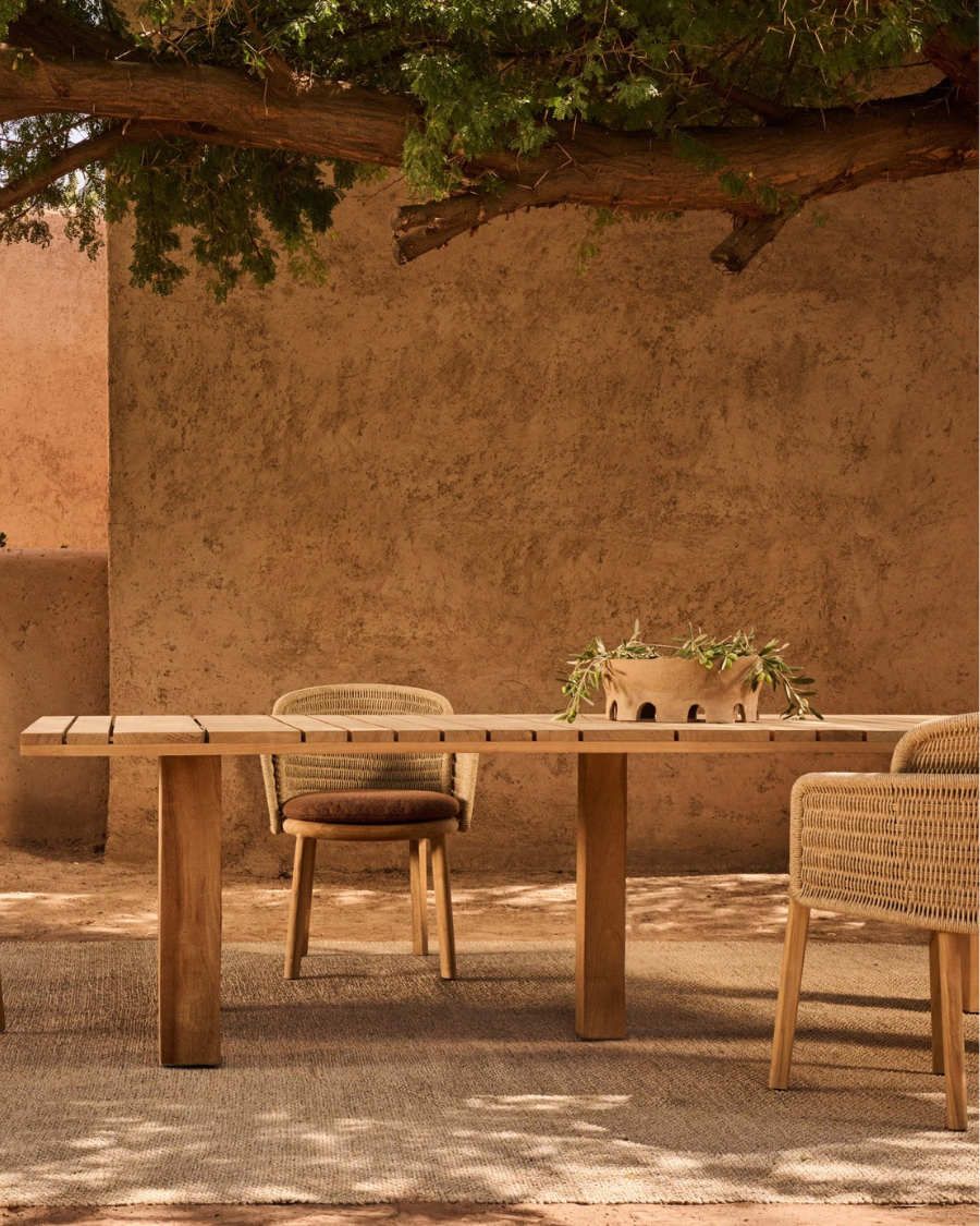 Tribù Suro Gartentisch aus Teakholz in natürlicher Outdoor-Terrassenumgebung