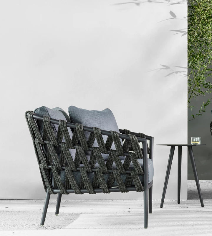 Vincent Sheppard LEO Beistelltisch im modernen Outdoor-Loungebereich