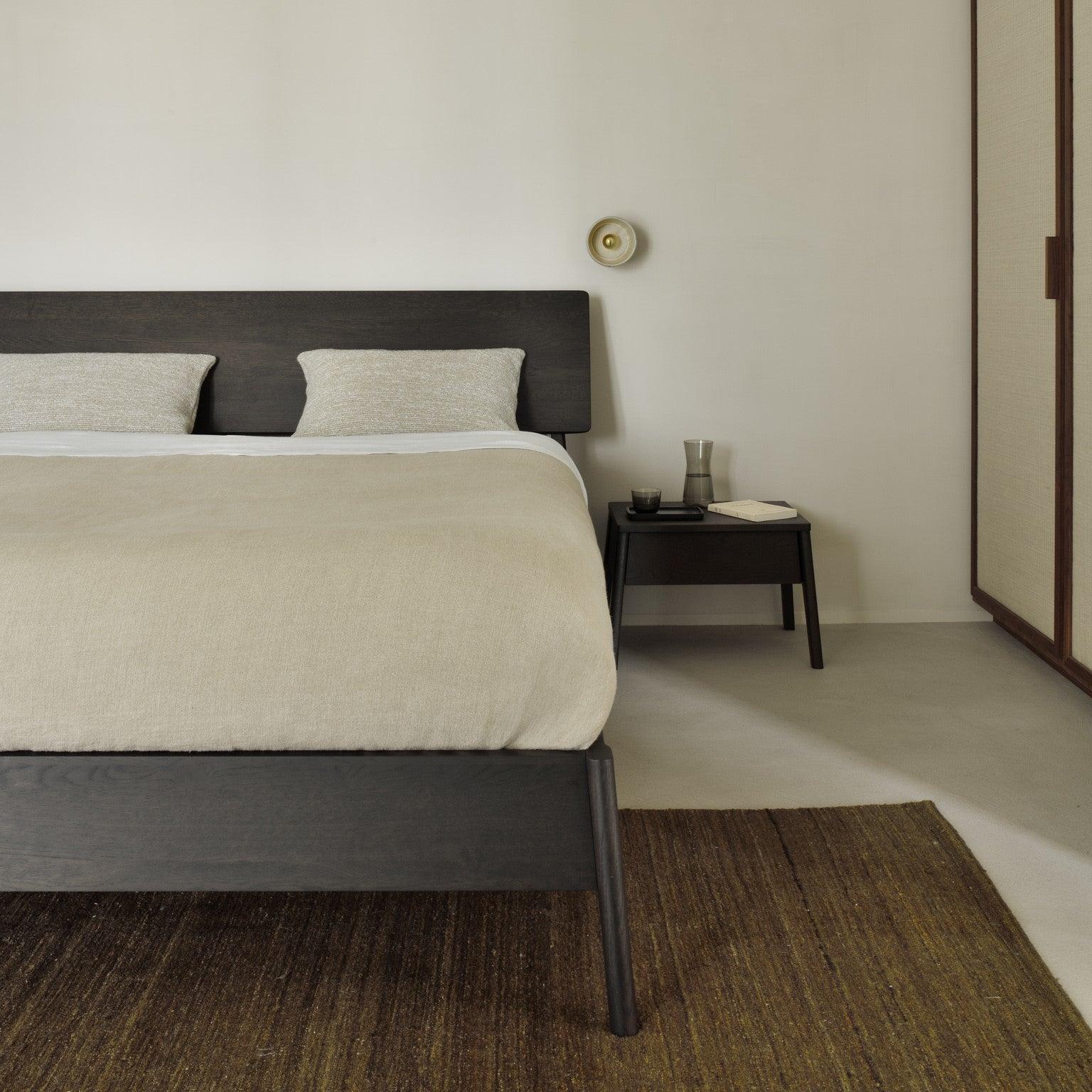 AIR Bett aus dunkel lackierter Eiche in 180x200 cm – stilvolles Statement im modernen Schlafzimmer