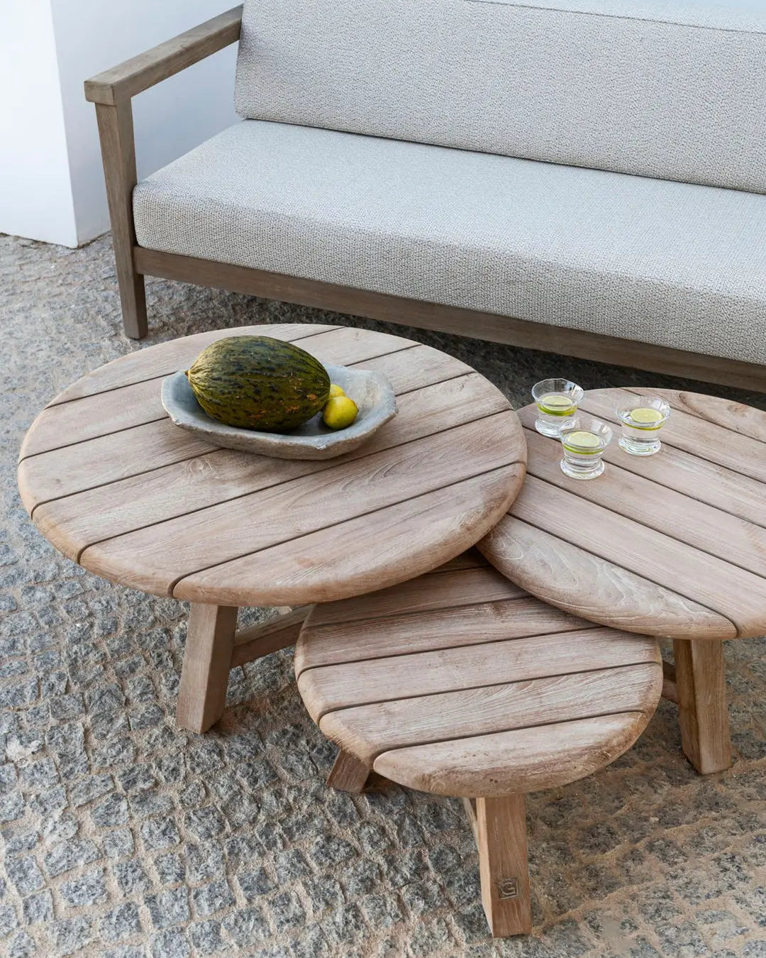 Couchtische ANTON im 3er Set von Gommaire – dekorativ platziert in Outdoor-Lounge mit Pflanzen und Accessoires, ideal für moderne Terrassenmöbel