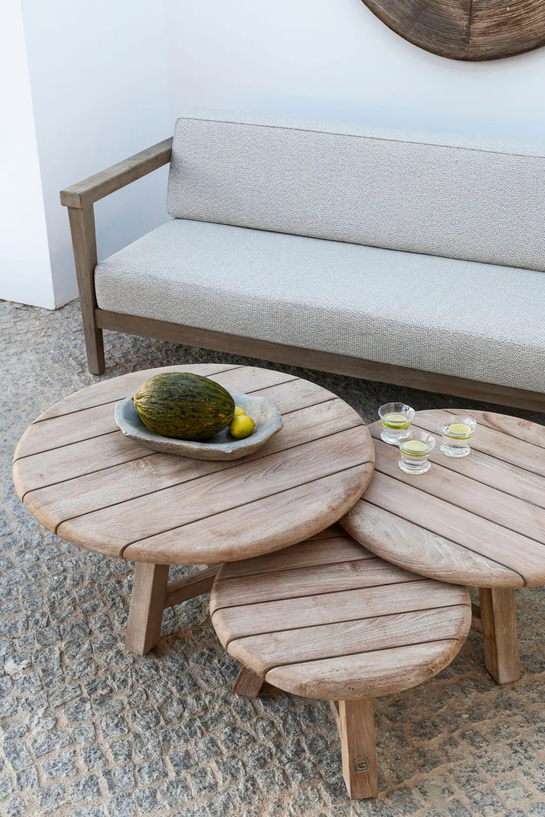 Couchtische ANTON im 3er Set von Gommaire – dekorativ platziert in Outdoor-Lounge mit Pflanzen und Accessoires, ideal für moderne Terrassenmöbel