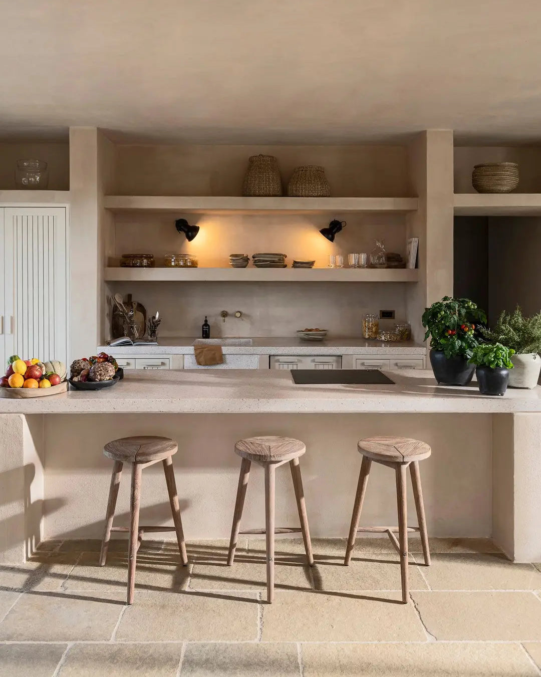 Asti Hocker von Gommaire als Indoor-Sitzhocker oder Deko-Objekt – rustikal-elegant im modernen Wohnraum