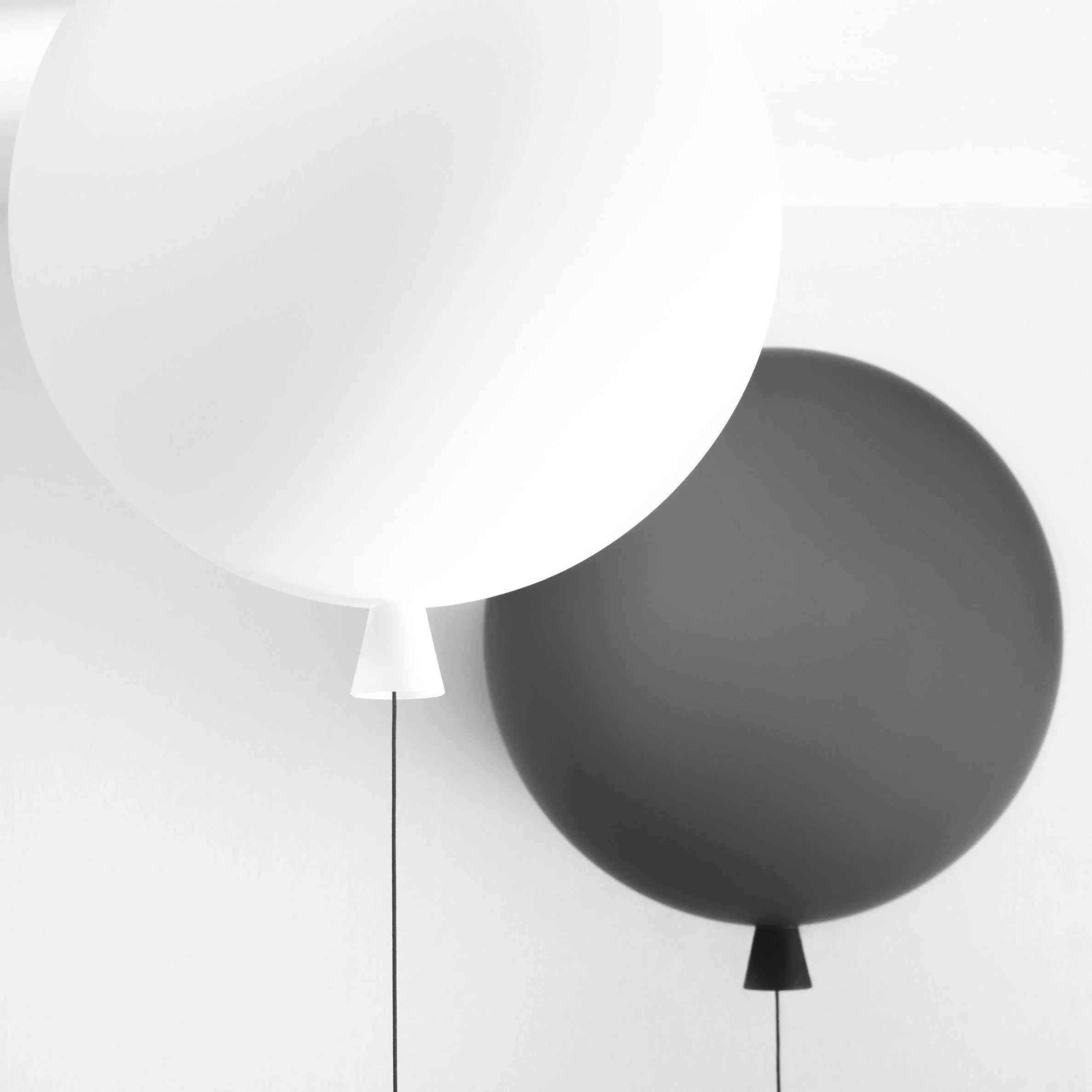 Deckenleuchten MEMORY CEILING von Brokis in Opal matt und Grau matt nebeneinander – stilvolle Glaslampen mit matter Oberfläche in moderner Farbkombination