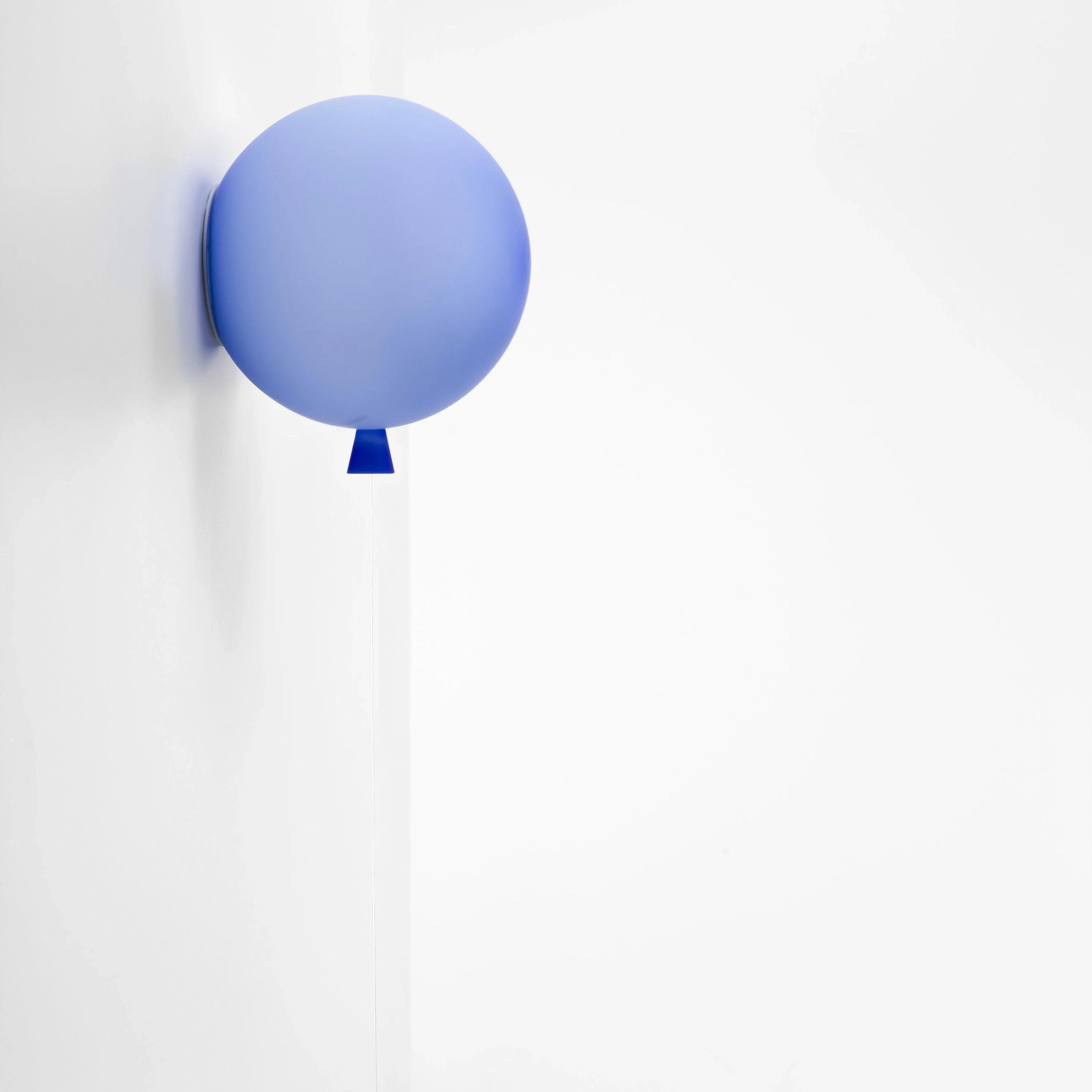 Brokis MEMORY WALL in Blau matt – stilvolle Wandlampe mit kühler Farbgebung und matter Glasstruktur