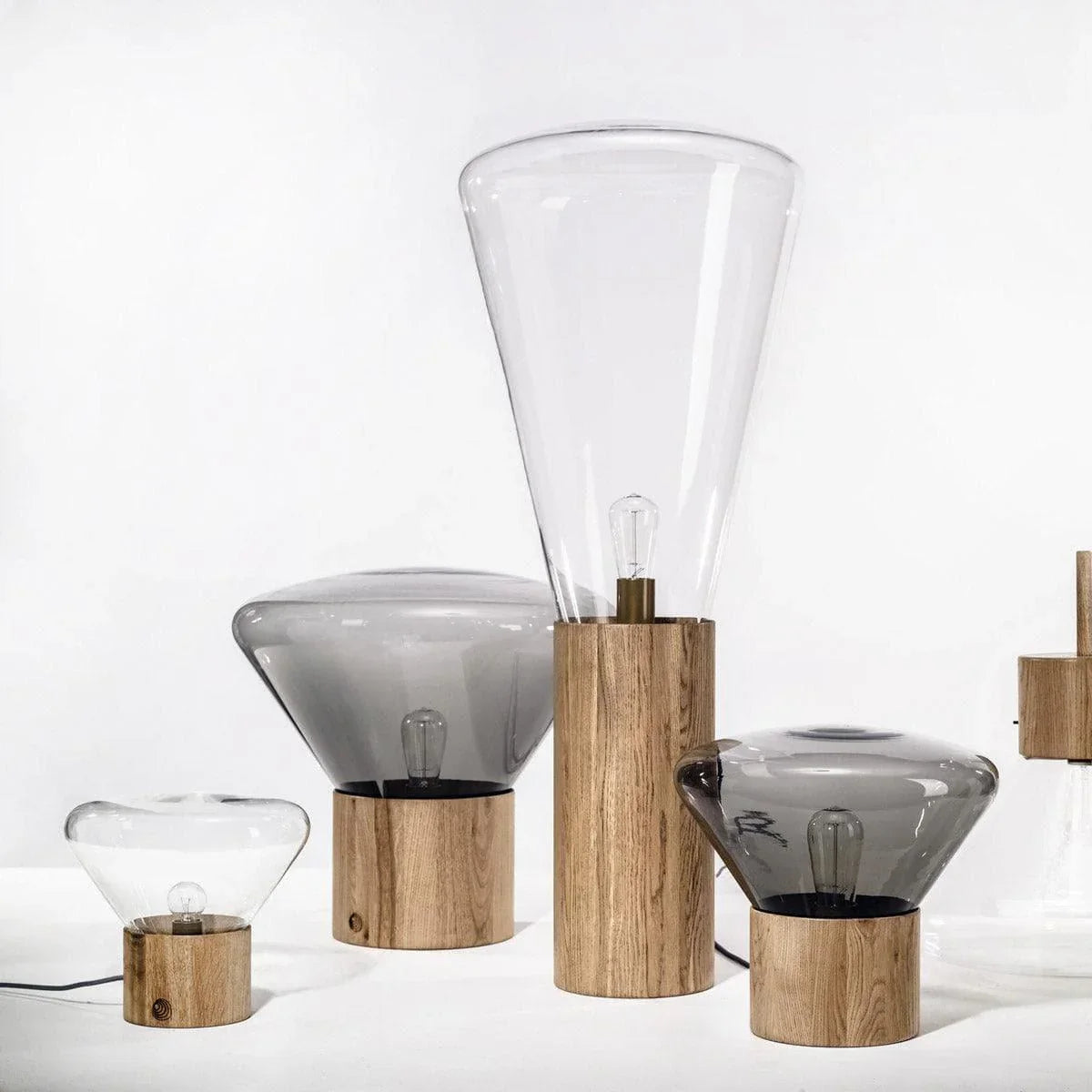 Wohnzimmeransicht mit MUFFIN Stehlampe von Brokis – modernes Designobjekt mit Glasdiffusor und stilvollem Holzfuß