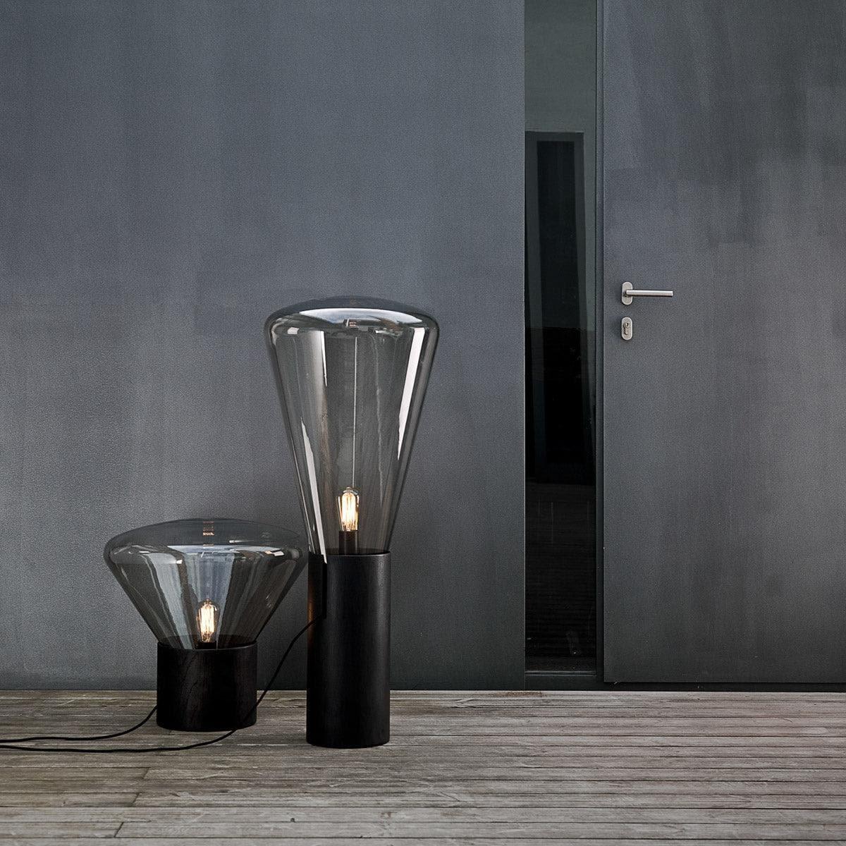 Elegantes Einrichtungskonzept mit mehreren MUFFIN Stehlampen von Brokis – dekorative Lichtinseln für wohnliche Zonen