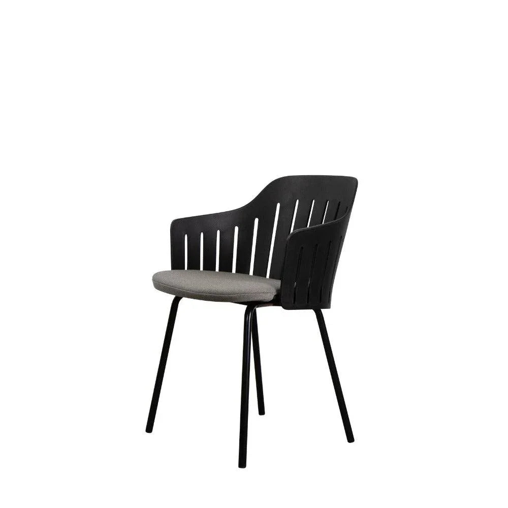 Cane-line CHOICE Stuhl mit schwarzer Schale, Stahlgestell und Natté-Taupe-Sitzkissen – modernes Farbspiel mit dezenter Eleganz