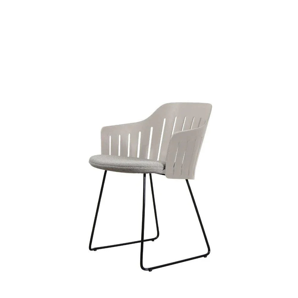 CHOICE Schlittenstuhl mit hellgrauem Sitzkissen – klarer Stil für moderne Außenbereiche