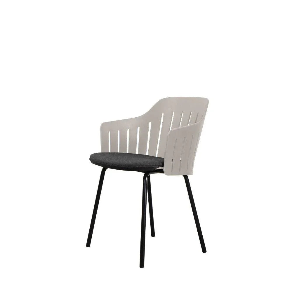 Cane-line CHOICE mit schwarzem Natté-Sitzkissen und Stahlgestell – moderner Komfort mit markantem Akzent