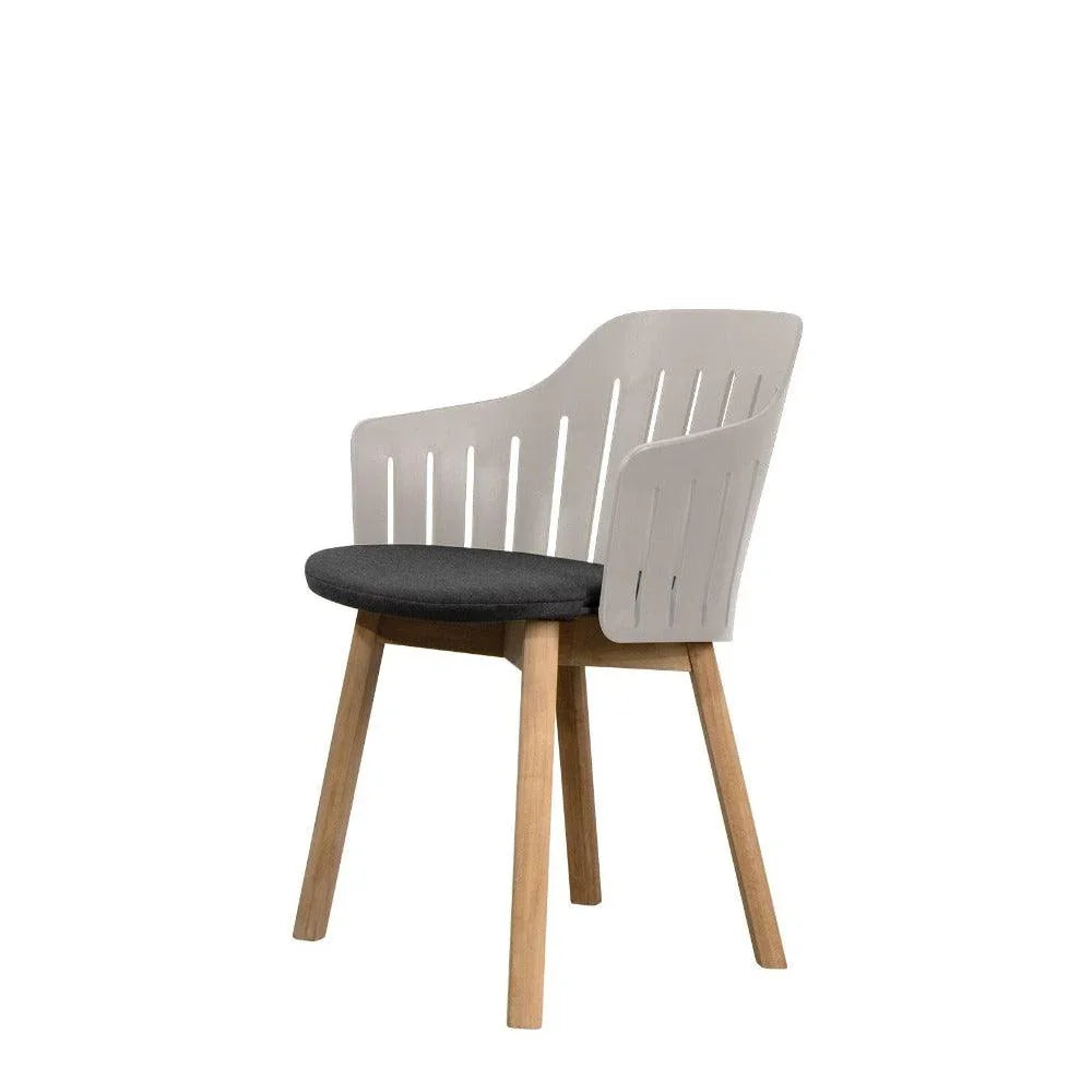 CHOICE Stuhl mit Teakgestell und schwarzem Sitzkissen in Natté – kontrastreiche Eleganz mit natürlicher Note