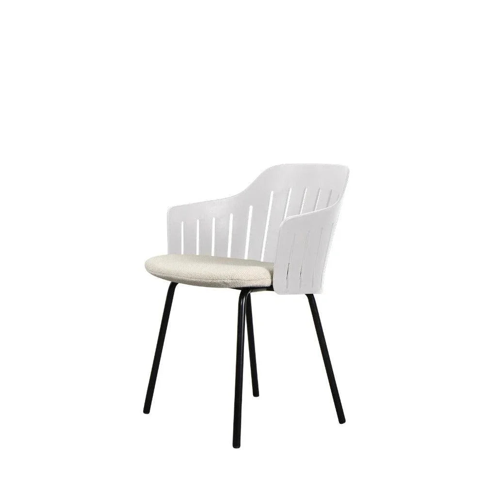 CHOICE mit sandfarbenem Free-Kissen und schwarzem Stahlgestell – edles Outdoor-Möbel mit klarer Linie