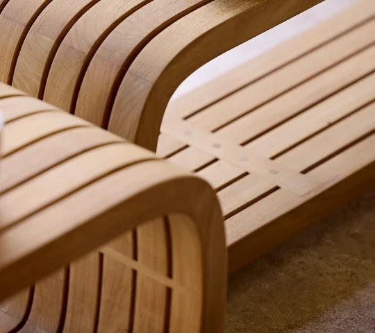 Detailansicht des Cane-line MELLOW Couchtischs – hochwertige Oberfläche und geschwungene Kanten in handwerklicher Präzision