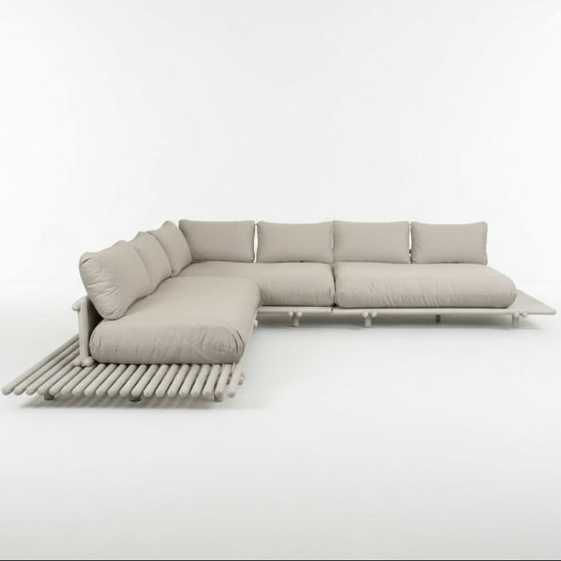 Lounge-Sofa STICKS L von Cane-line mit Aluminiumgestell und hellbraunen Rise-Kissen – stilvoll, wetterfest und komfortabel