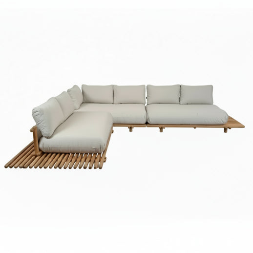 Lounge STICKS Plattform L von Cane-line in Teak mit hellbraunen Rise-Polstern – natürliche Wärme trifft modernes Design