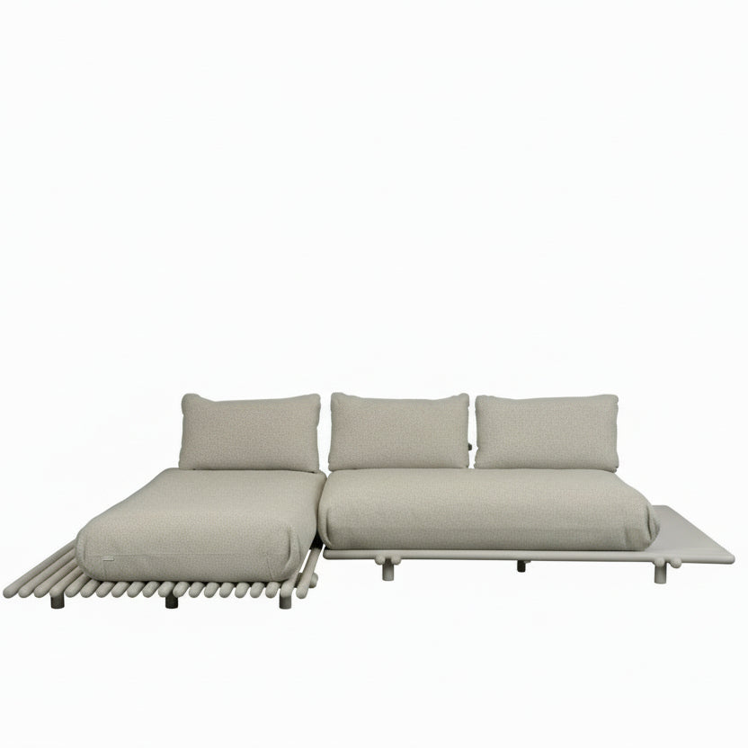 Lounge STICKS Gartensofa von Cane-line mit Aluminiumrahmen und Polstern in Natté Sand – modernes, wetterfestes Design für stilvolle Outdoor-Bereiche