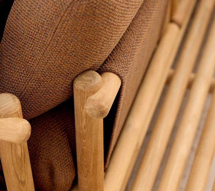 Detailansicht des Gartensofas STICKS mit Plattform von Cane-line aus Teak – hochwertige Verarbeitung und natürliche Holzstruktur im Fokus