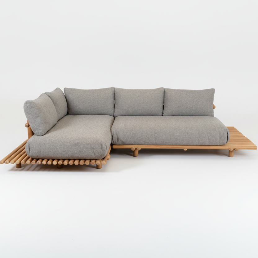 STICKS Lounge-Sofa mit Teakstruktur und Rise-Kissen in Desert Sand – stilvolle Kombination aus natürlichem Holz und sanften Stofffarben