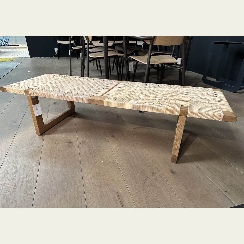 Detailansicht des handgeflochtenen Papierschnurgeflechts der Carl Hansen BM0488L Sitzbank – zeitlose Handwerkskunst.