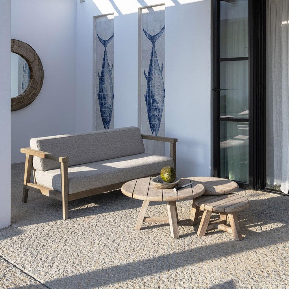 Gartensofa COPENHAGUE von Gommaire im Garten – komfortabler 2-Sitzer mit wetterfestem Polster, ideal für natürliche Outdoor-Bereiche