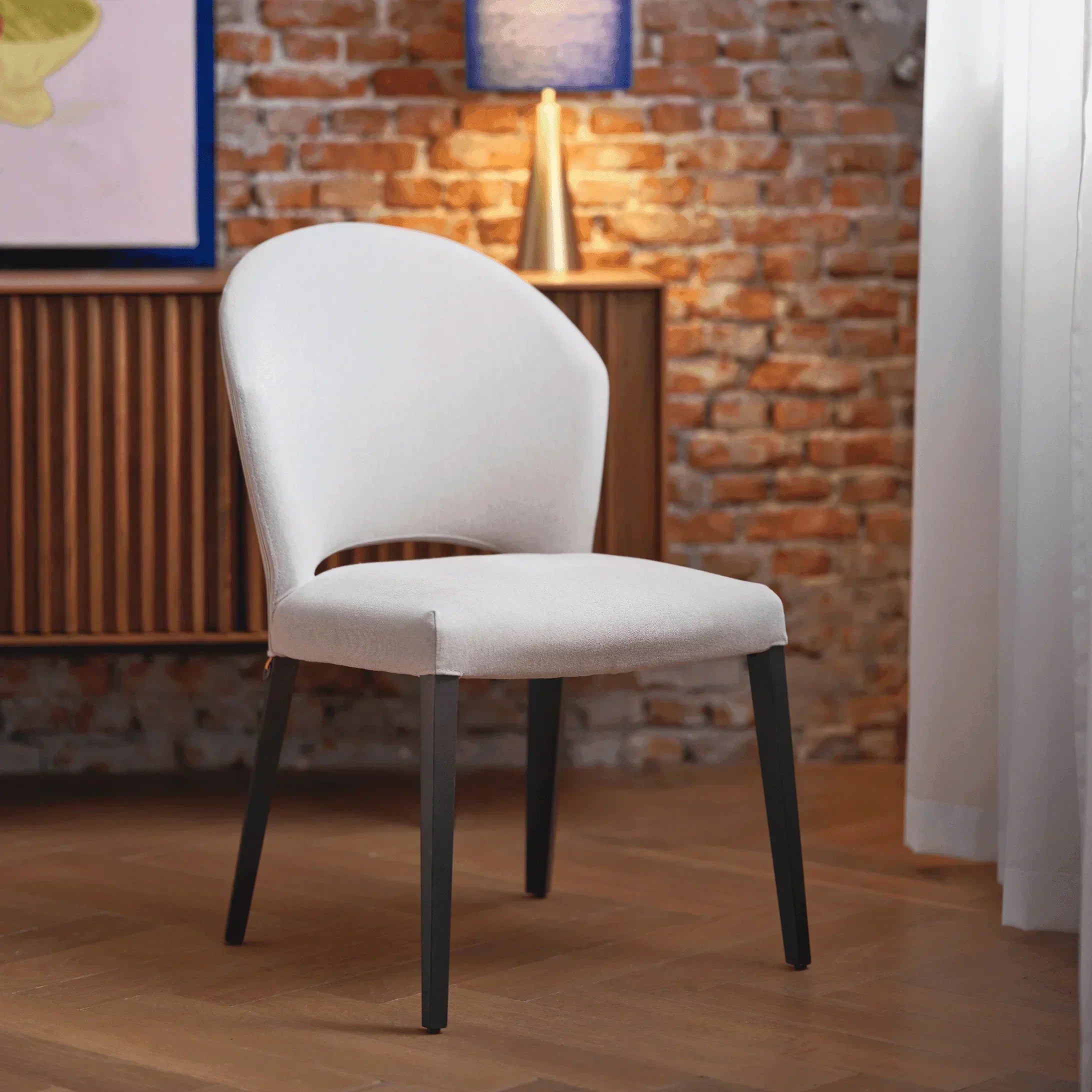 Freigestellter Mobitec CUORI C0212 Stuhl – Frontansicht mit weißen Stoffbezug