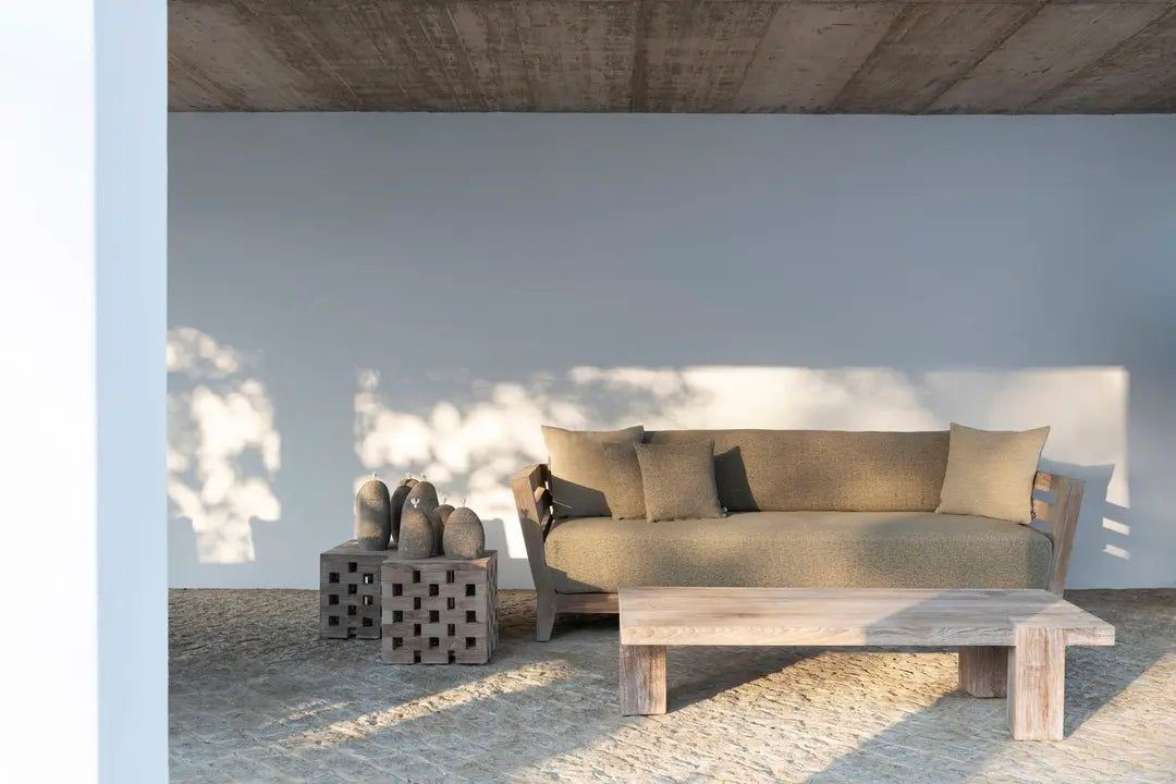 Couchtisch DOVETAIL von Gommaire auf Terrasse – eleganter Teak-Tisch zwischen Pflanzen und Loungemöbeln für stilvolle Outdoor-Gestaltung